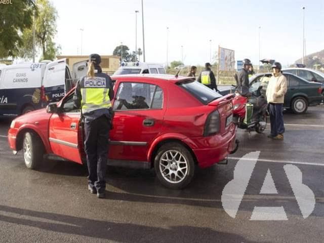 El conductor de un vehículo está obligado a mostrar a los agentes de la…