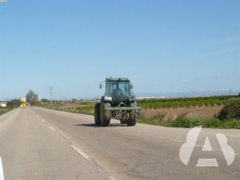 Este tractor de 3.500 kilogramos de MMA, ¿circula correctamente por el arcén?