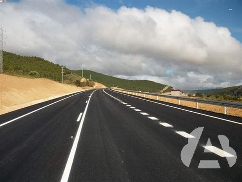 ¿Está permitido estacionar en la parte transitable del arcén de una vía…