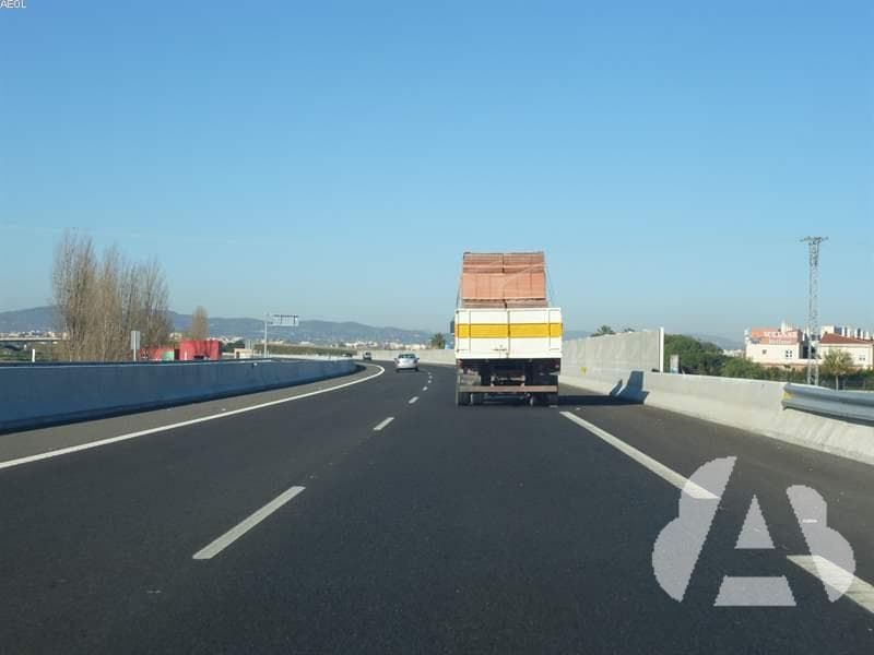 En un vehículo es obligatorio colocar y sujetar la carga de forma que...