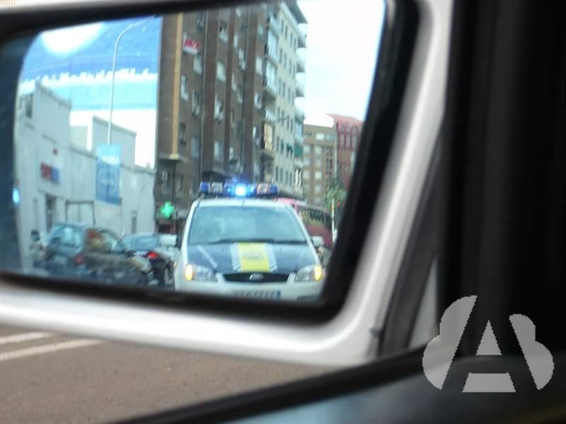 Si a través del espejo retrovisor observa al vehículo policial que se ve en la…