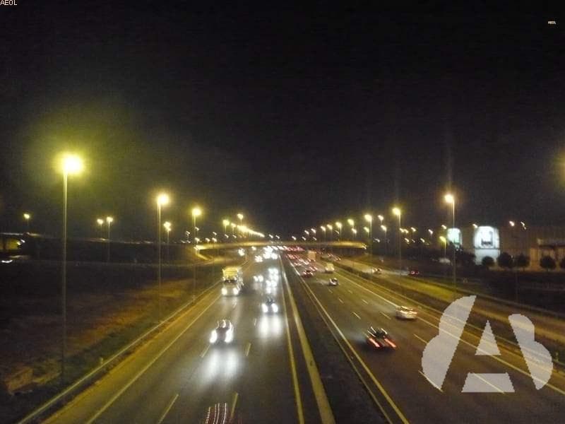 Un turismo que circula de noche, por una vía interurbana suficientemente…