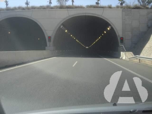 Si a la entrada de un túnel hay un semáforo en rojo, ¿qué debe hacer?
