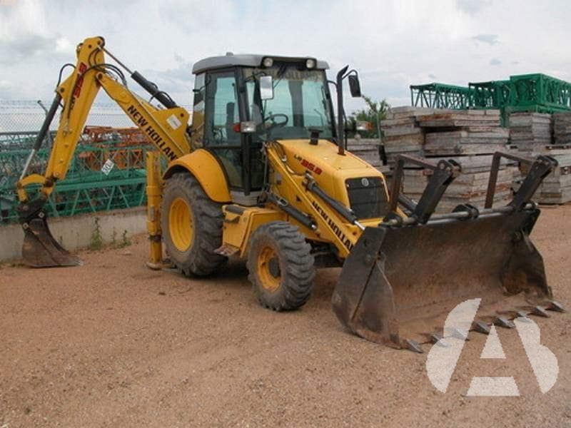 Un vehículo especial de reparación de las vías accede a una autopista para…