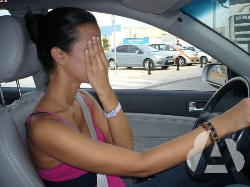Si durante la conducción aparecen síntomas de sueño o de fatiga, lo más…