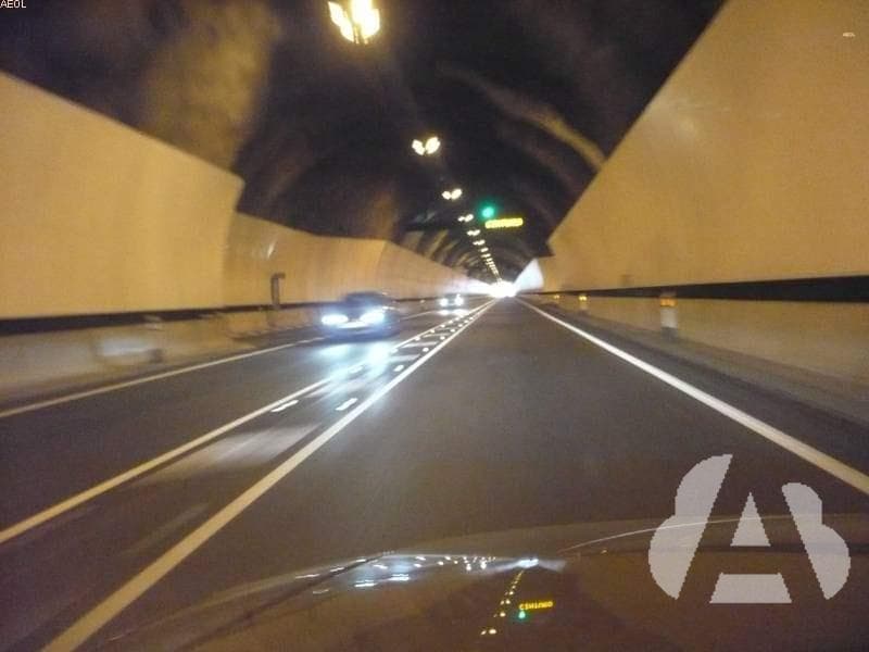 En el túnel de la imagen, si no pretende adelantar, ¿qué distancia de seguridad…