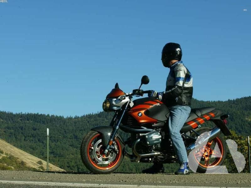 Los conductores de motocicletas, ¿pueden utilizar cascos o auriculares…