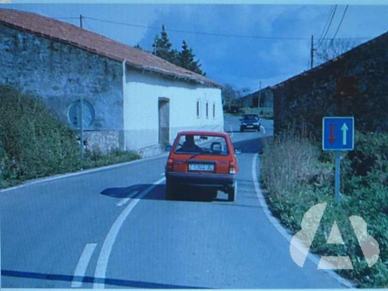 El vehículo rojo, ¿puede girar a la izquierda?