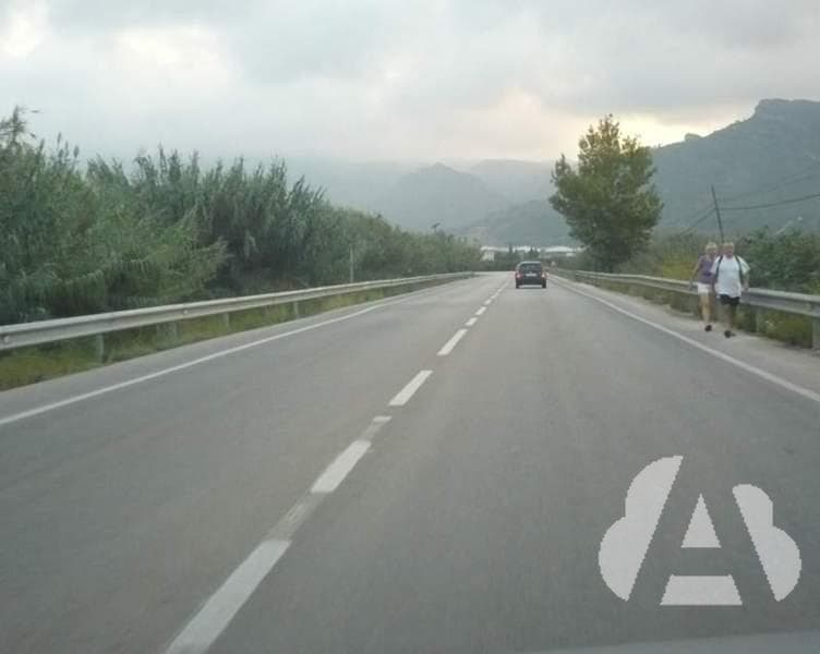 Fuera de poblado, cuando no exista zona peatonal, ¿por qué lado de la calzada,…