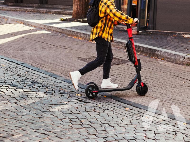 ¿Puede circular por la calzada de una vía urbana con un vehículo de movilidad…