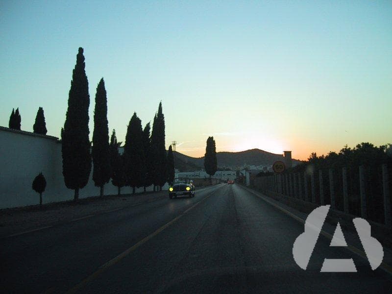Si estaciona en línea en el arcén de una travesía insuficientemente iluminada,…