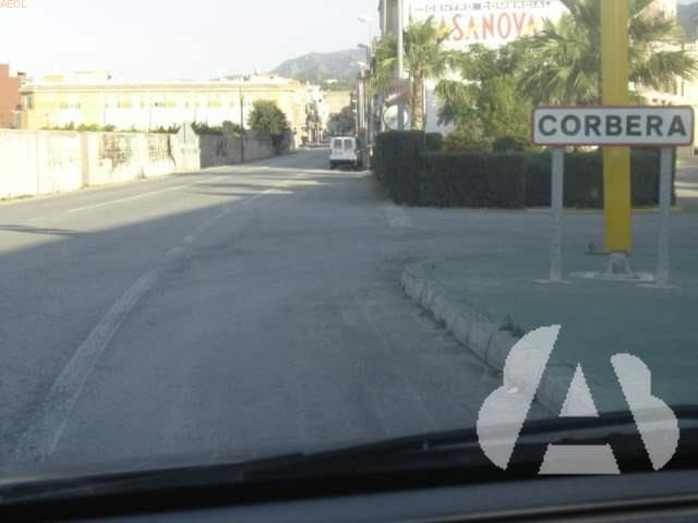 Durante el día un conductor estaciona su vehículo en una travesía, ocupando…