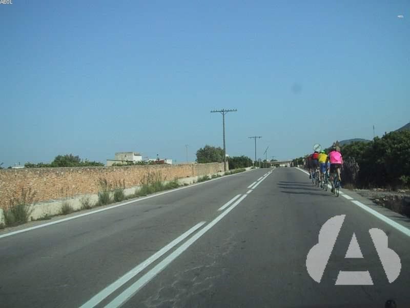 Para adelantar al grupo de ciclistas, el vehículo rebasa la línea continua y…