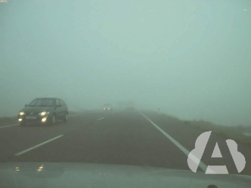 En caso de niebla densa, ¿qué precauciones se deben tomar?