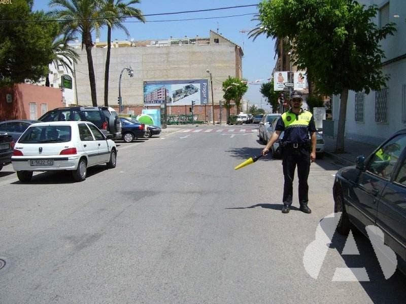 El Agente balancea una luz amarilla. ¿Qué indica?