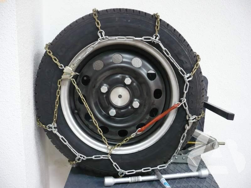 Hay nieve y sólo tiene cadenas para dos ruedas. ¿Dónde debe ponerlas?