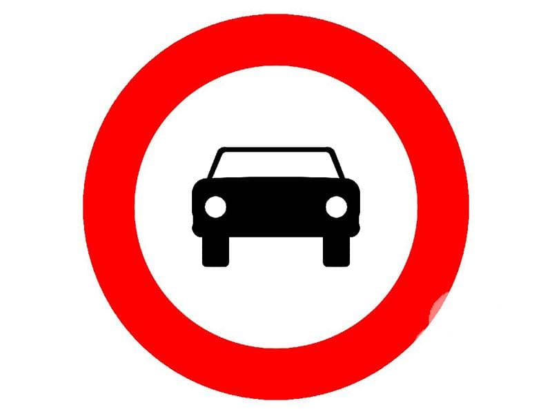 ¿A qué vehículos prohíbe la entrada esta señal?