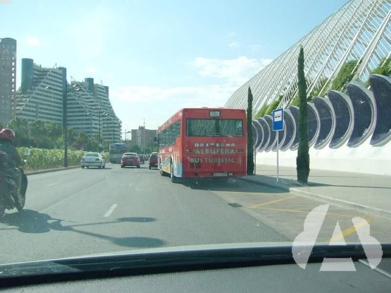 En zona urbana, ¿es obligatorio facilitar a un autobús la incorporación desde…
