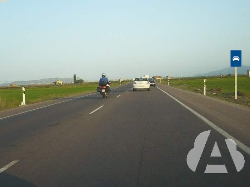 Una motocicleta adelanta a un turismo en carretera. ¿Qué distancia lateral debe…