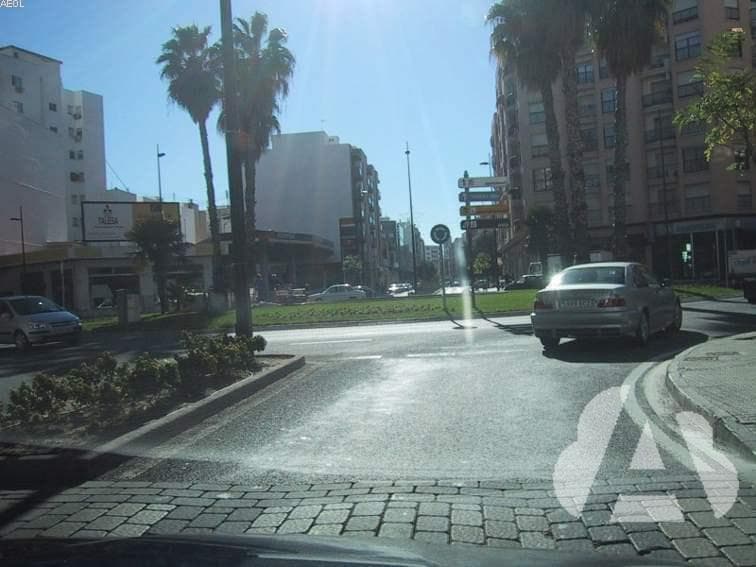 Va a girar a la derecha y lo señaliza con el indicador luminoso…