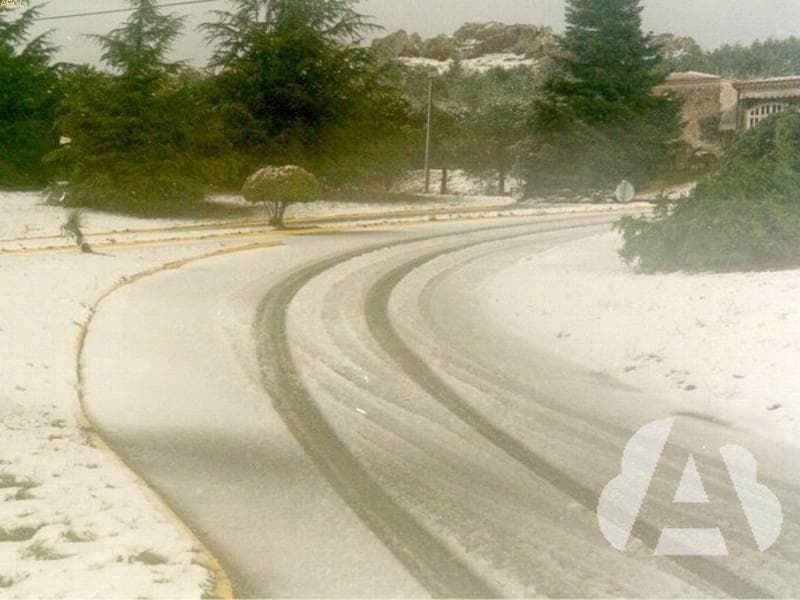 Cuando existe nieve en la calzada, ¿cómo se debe iniciar la marcha?