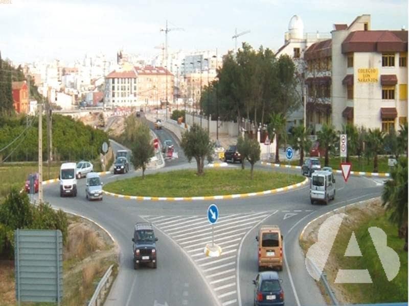 Al aproximarse a una glorieta, ¿qué precauciones se deben tomar?