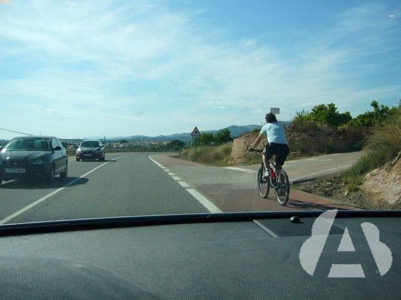 Si conduce un vehículo de grandes dimensiones, al adelantar a ciclistas, ¿es…