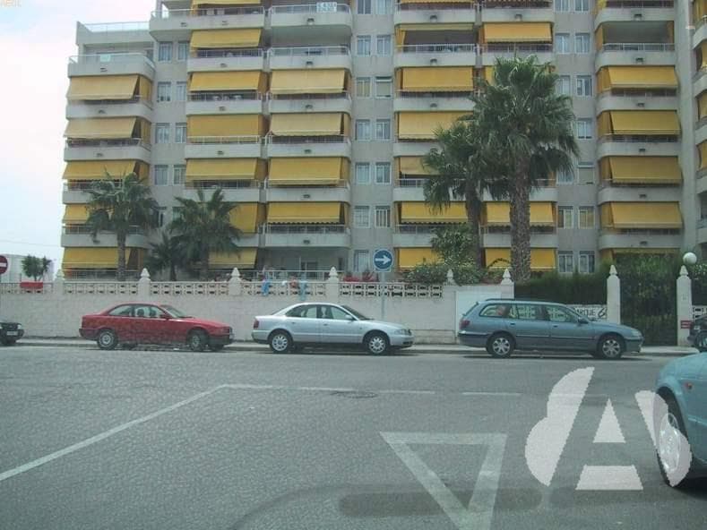 En una vía urbana, ¿está permitido parar en una intersección?