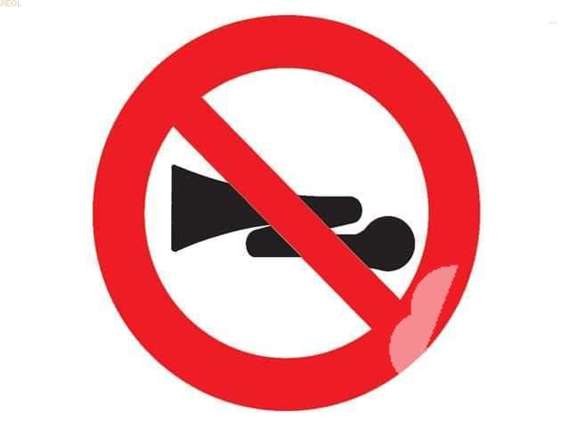 A la vista de esta señal, ¿están prohibidas las señales acústicas?