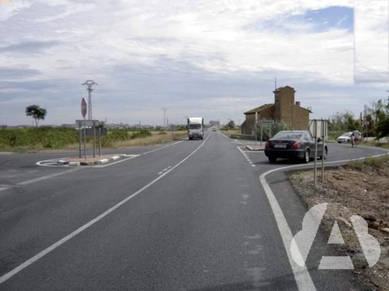 El vehículo toma la calzada de la derecha para hacer un cambio de sentido. ¿Es…