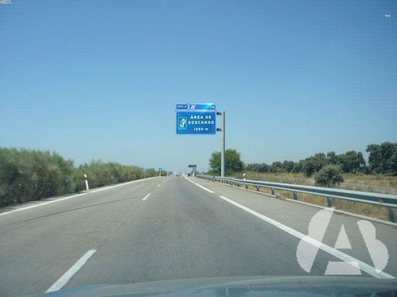 ¿Está permitido parar o estacionar en una autopista o en una autovía?