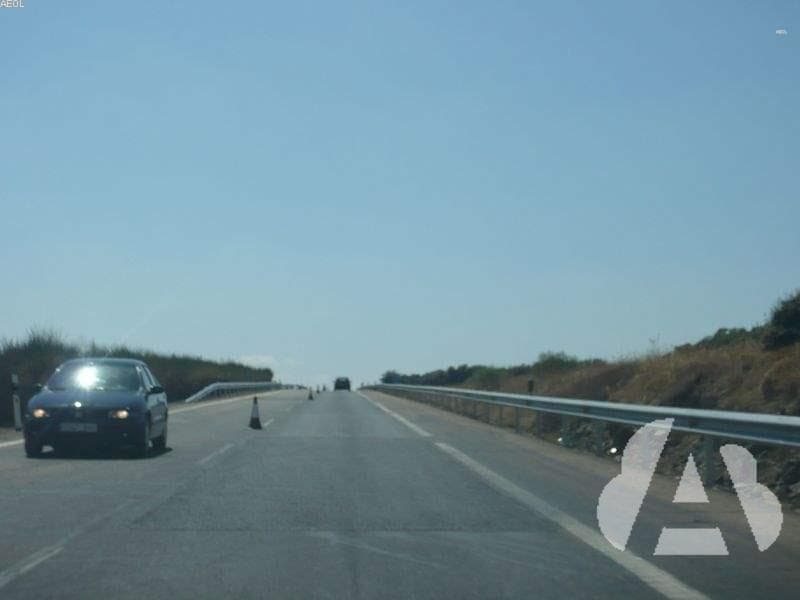 ¿Qué vehículos tienen permitido circular por un carril habilitado, por razones…