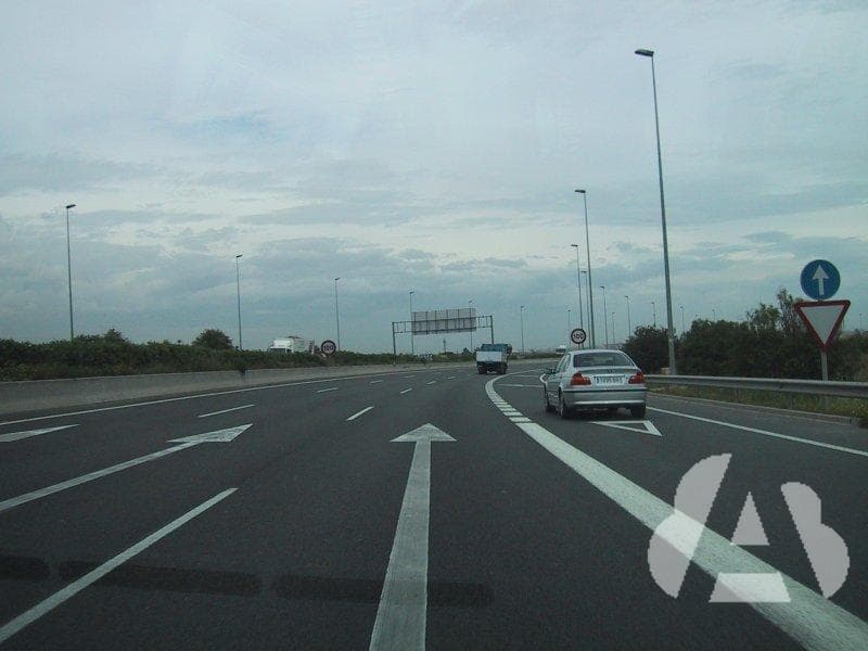 Al incorporarse a una autopista por un carril de aceleración, ¿qué debe hacer?