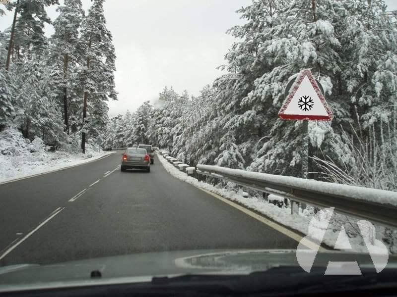 Hay hielo en la calzada. ¿Qué debe hacer?