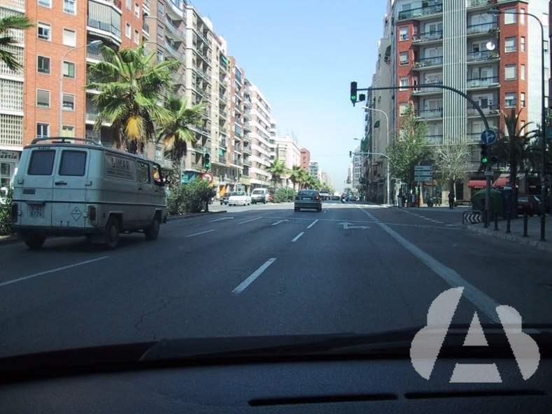 En una vía urbana de sentido único, si los carriles no están delimitados por…
