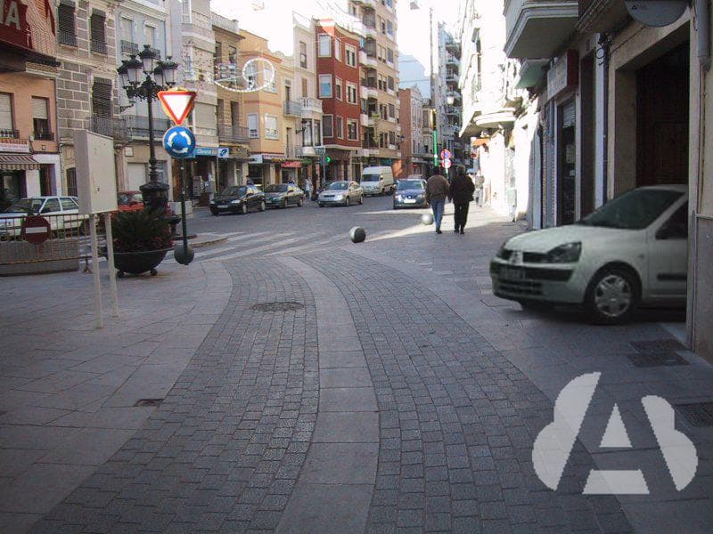 El vehículo blanco se quiere incorporar a la circulación proveniente del garaje…