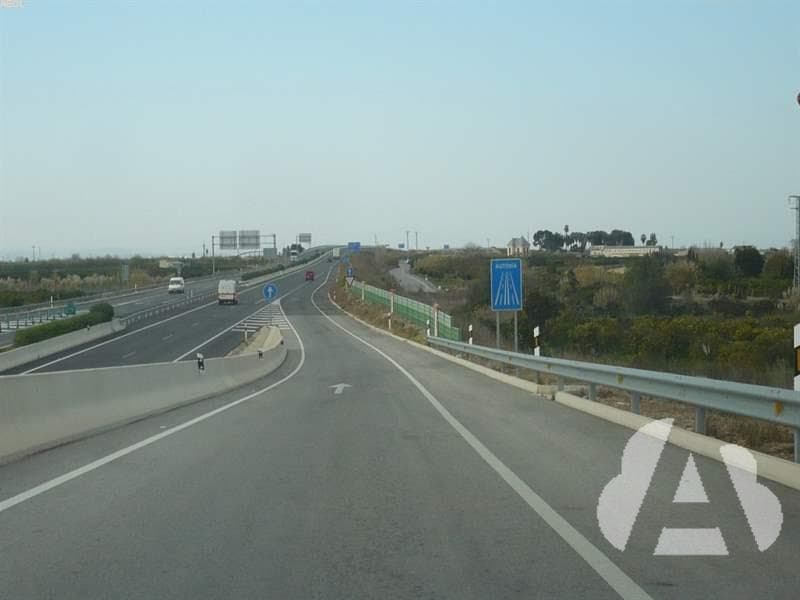 Circula por una autovía y sufre una avería que le obliga a llevar una velocidad…