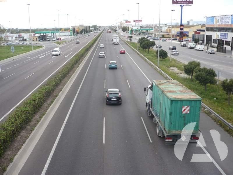 En una carretera con tres carriles de circulación en el mismo sentido de la…