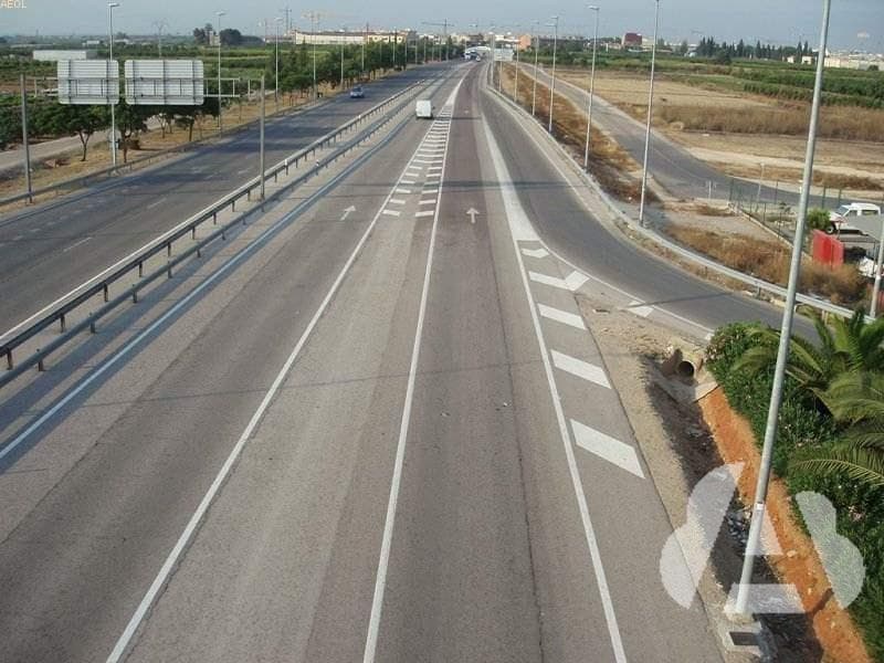 ¿Se considera adelantamiento circular con su vehículo por un carril de…