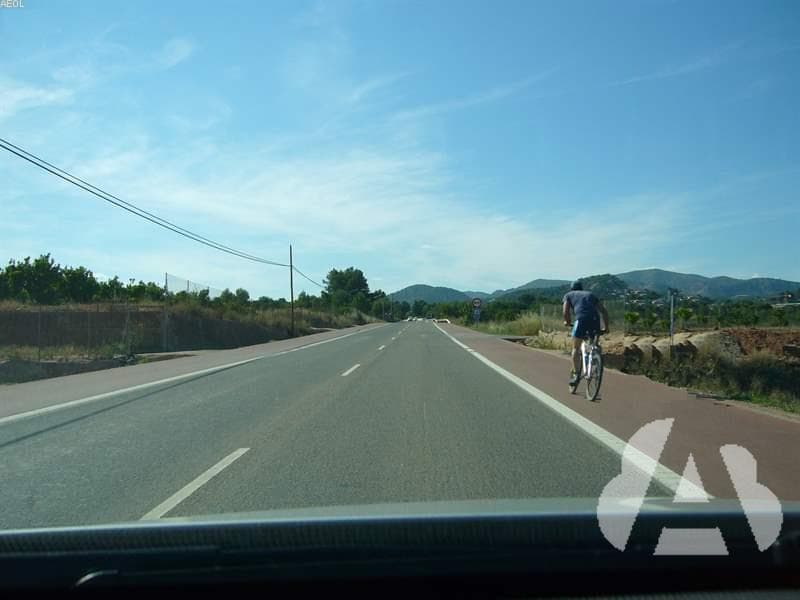 El conductor de un vehículo, ¿cómo deberá adelantar a un ciclista cuando…