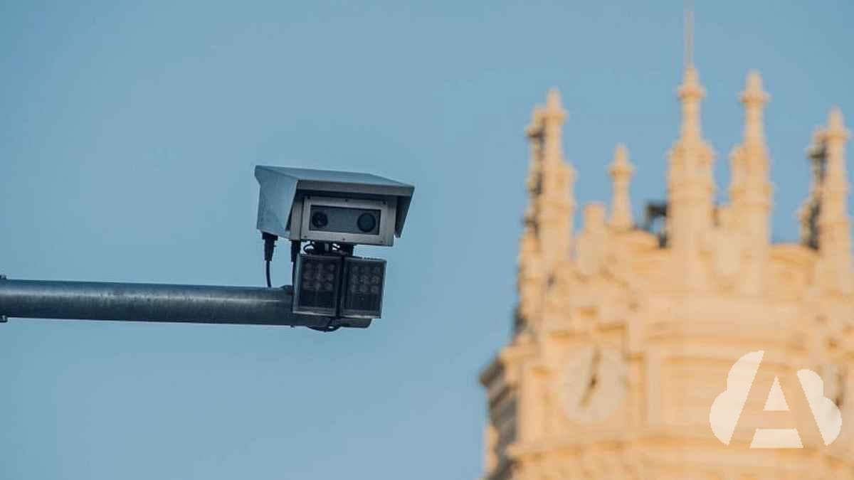 ¿Está permitido circular con un inhibidor de radares instalado en el vehículo?