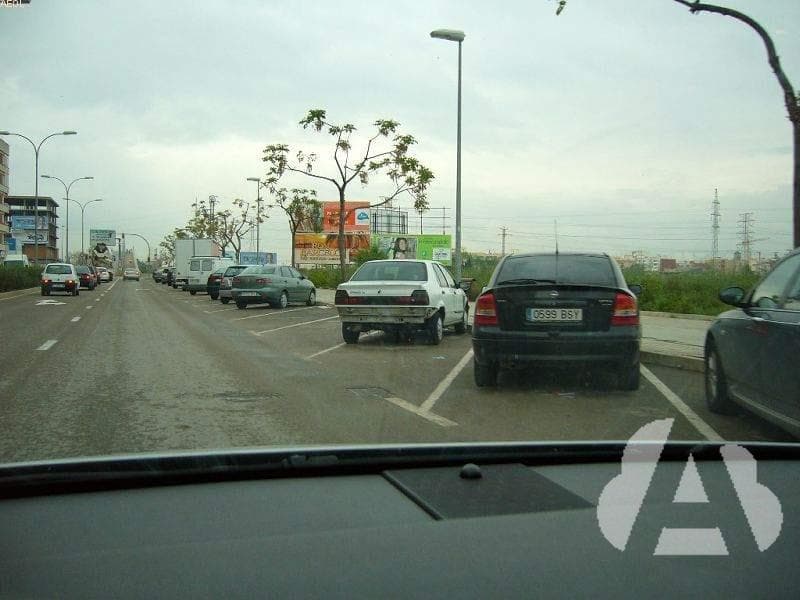 Si su vehículo está estacionado en batería, ¿le está permitido circular marcha…