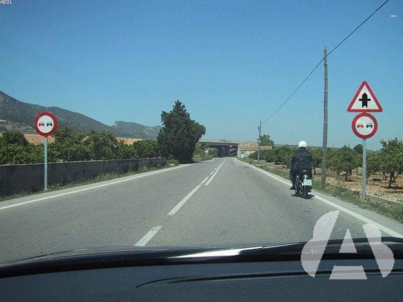 A partir de la señal de la fotografía, ¿qué distancia de seguridad es…