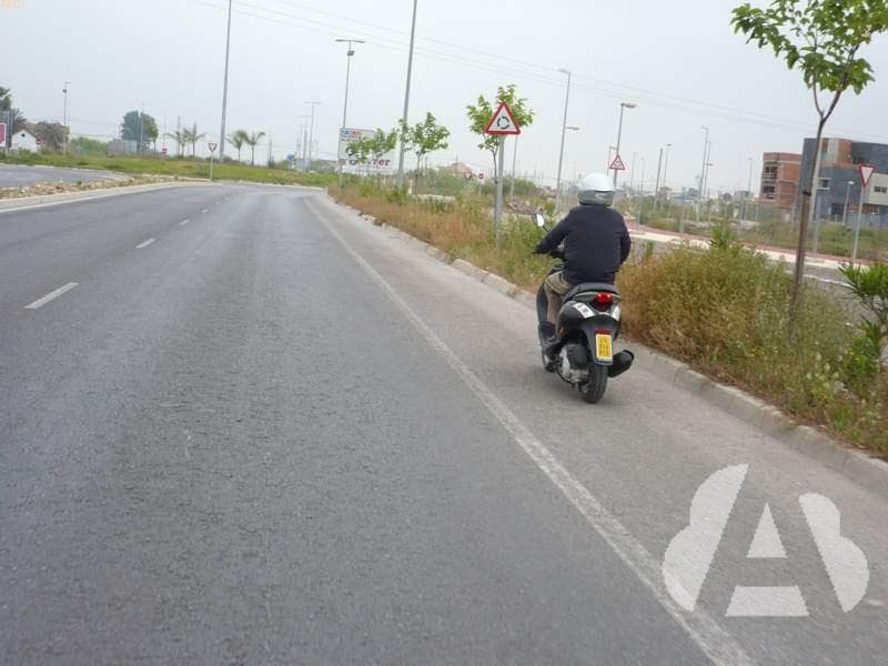 Un ciclomotor de dos ruedas está obligado a llevar...