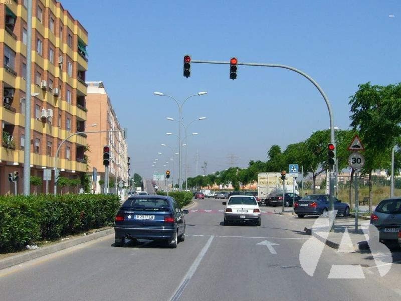Ante un semáforo en rojo situado antes de una intersección, ¿dónde hay que…
