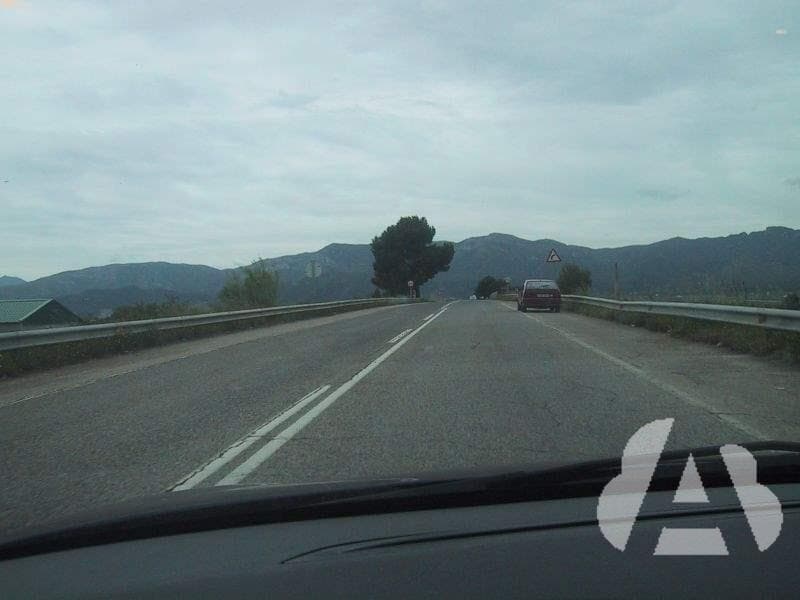 Un conductor ha estacionado su vehículo en la parte transitable del arcén de…