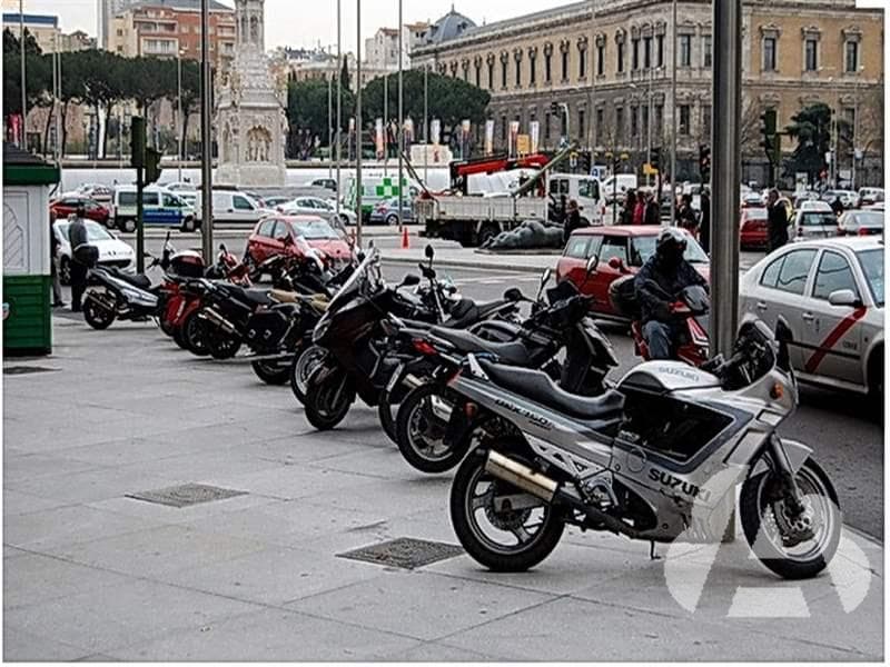 Un vehículo de dos ruedas sin sidecar, con un motor de combustión interna…
