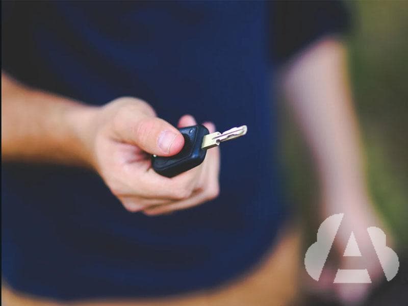 En un vehículo dotado de inyección directa, ¿se debe pisar el pedal acelerador…