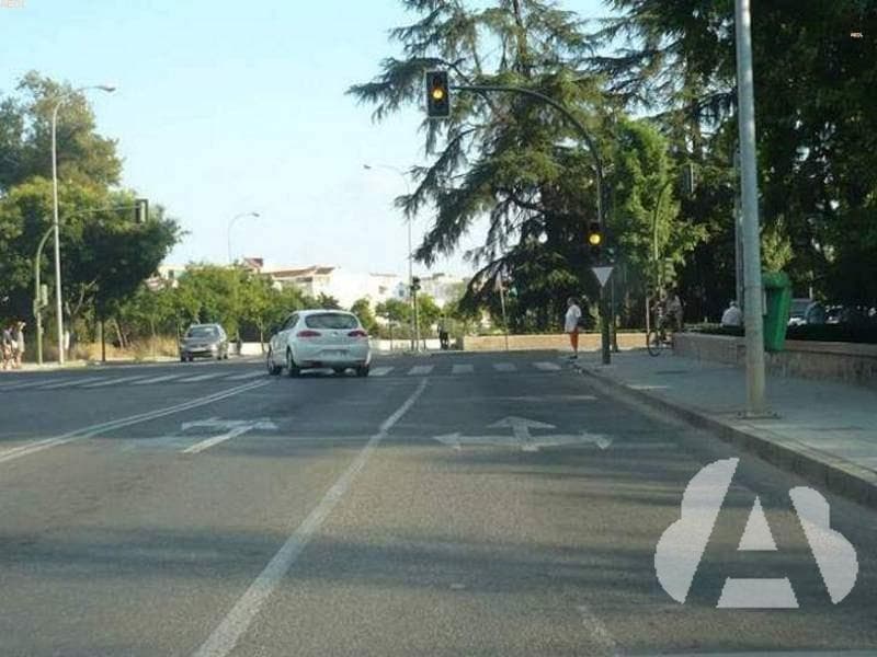 En el semáforo se enciende la luz amarilla fija. ¿Qué debe hacer?