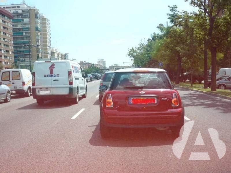 Al adelantar a un turismo, ¿qué separación lateral debe respetar?